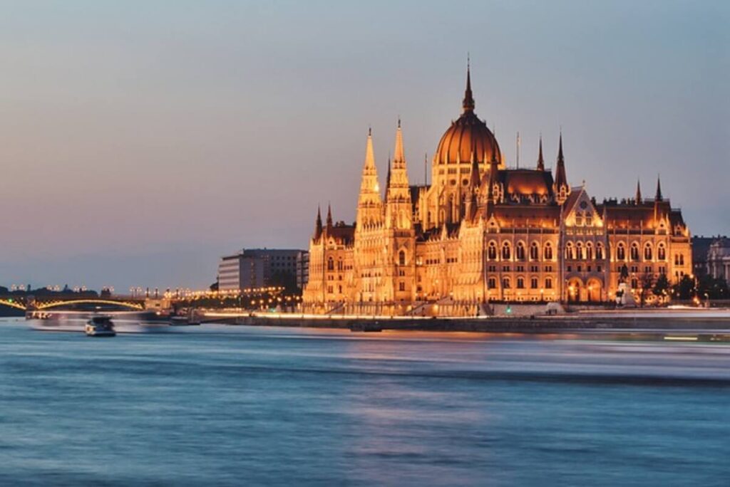 hungarian parliament building 7202373 640